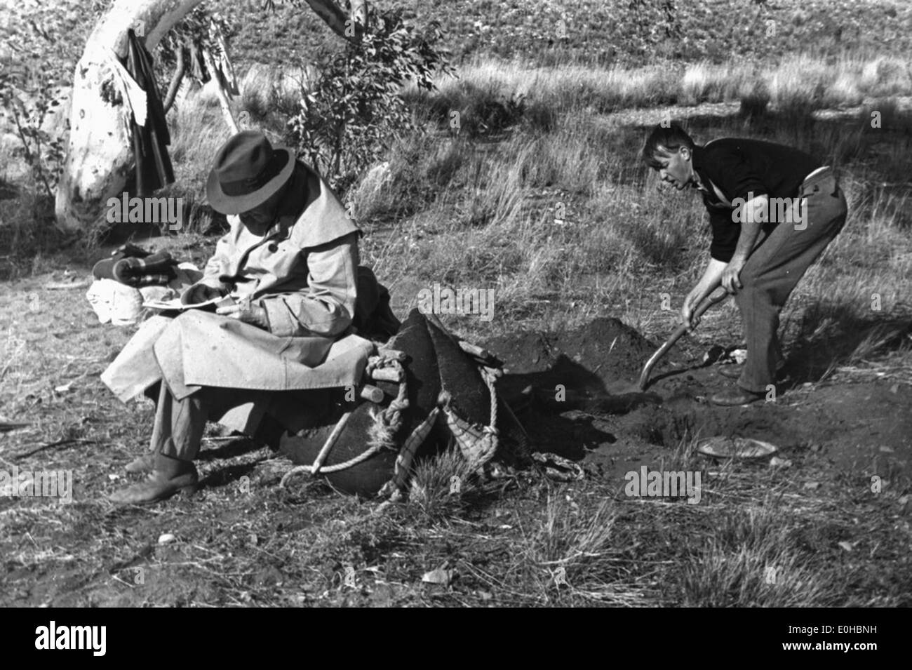 Junger Mann Graben neben Dr. Charles Duguid, Adelaide?, South Australia, 1939 [Transparenz]. Stockfoto