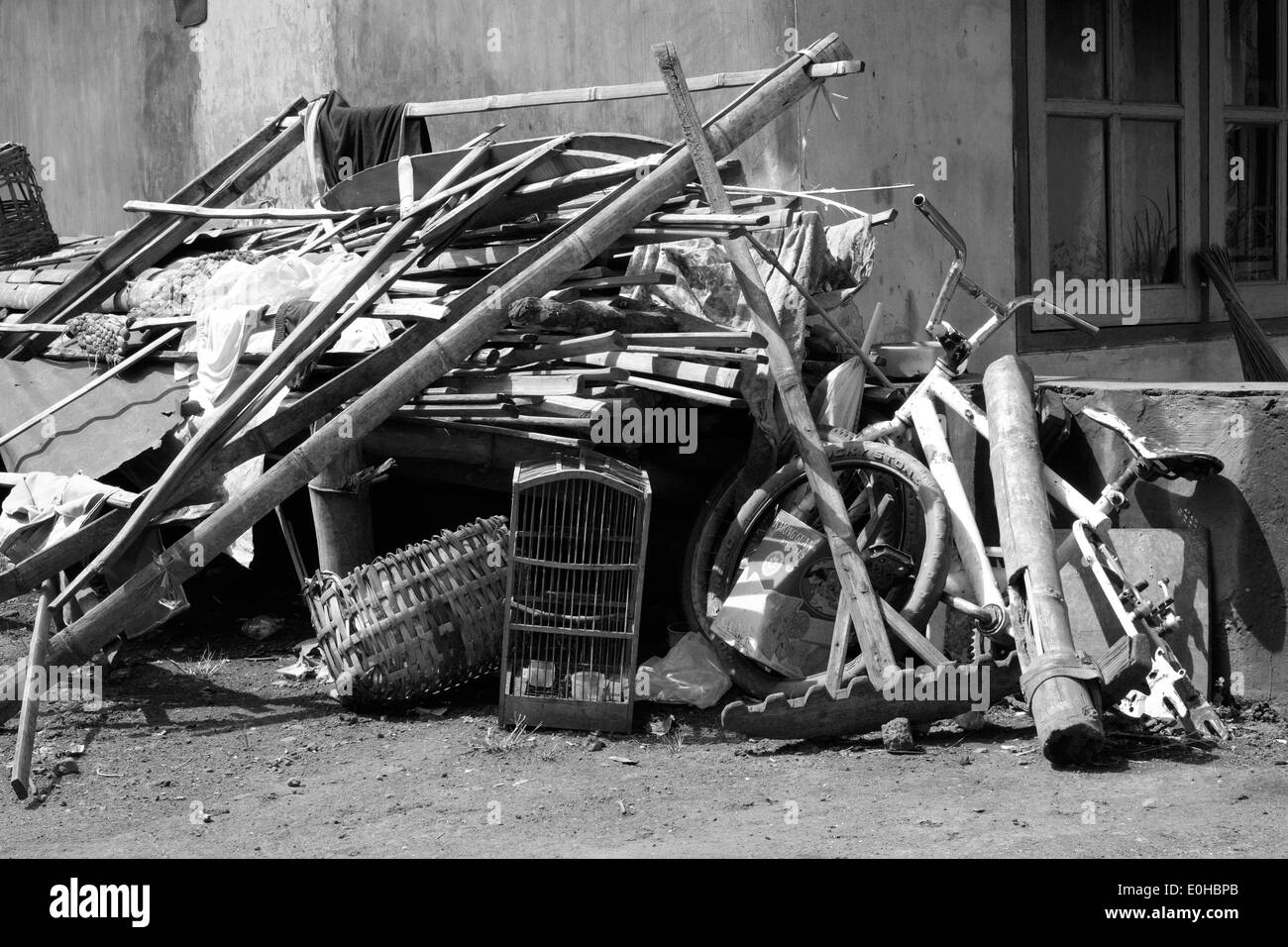 abgeladen und kaputte Gegenstände stapelten sich außerhalb eines ländlichen Dorfhaus in Ost-Java-Indonesien Stockfoto