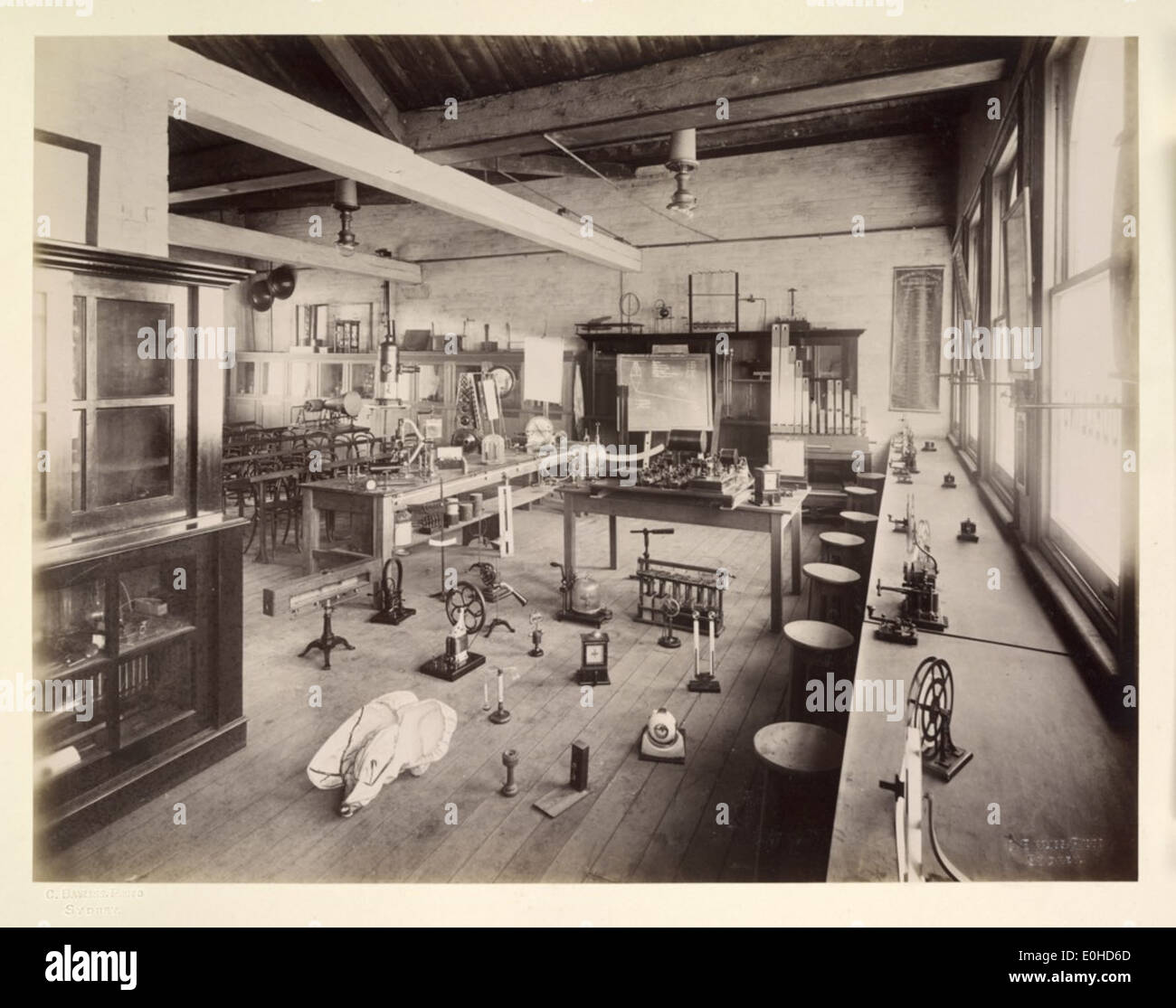 Ein Klassenzimmer mit einem Display von Maschinen am Sydney Technical College, 1889 Stockfoto