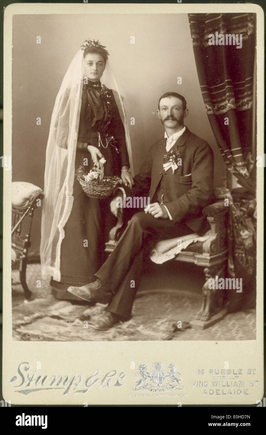 [Porträt von nicht identifizierten Braut in dunkles Kleid und der Bräutigam, Adelaide, zwischen 1901 und 1903] Stockfoto
