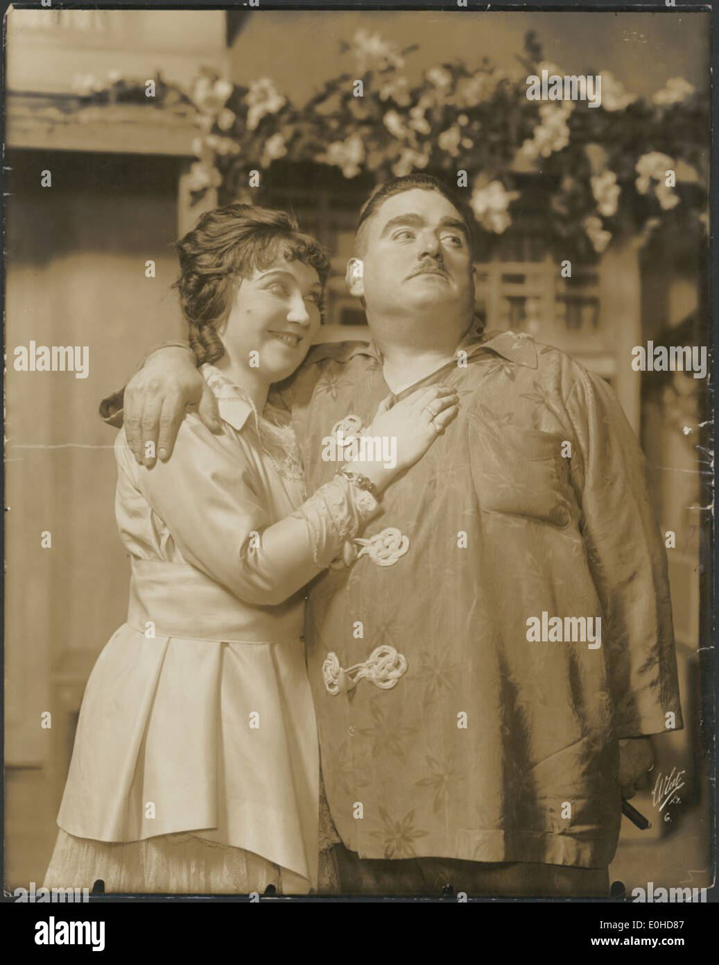 Junge Frau und ein Mann im orientalischen Pyjama in der j. C. Williamson NewYork Produktion von Kanarischen Häuschen, 1917 Stockfoto