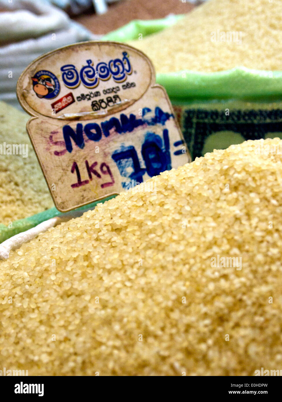 Verschiedene Reissorten in der Markthalle in Asien Stockfoto