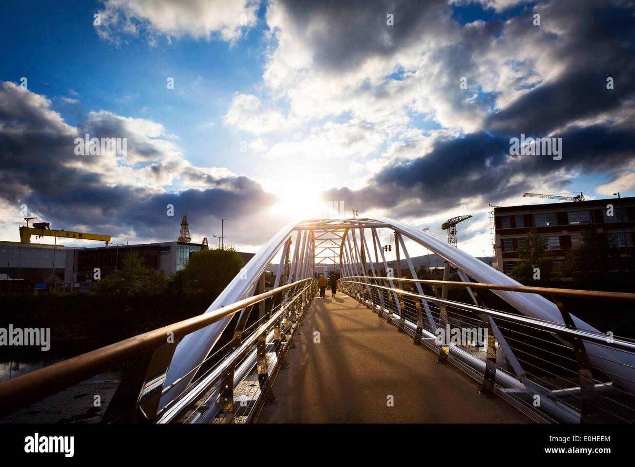 Sam Thompson Brücke, Victoria Park mit der Harbour Estate, Belfast, Nordirland Stockfoto