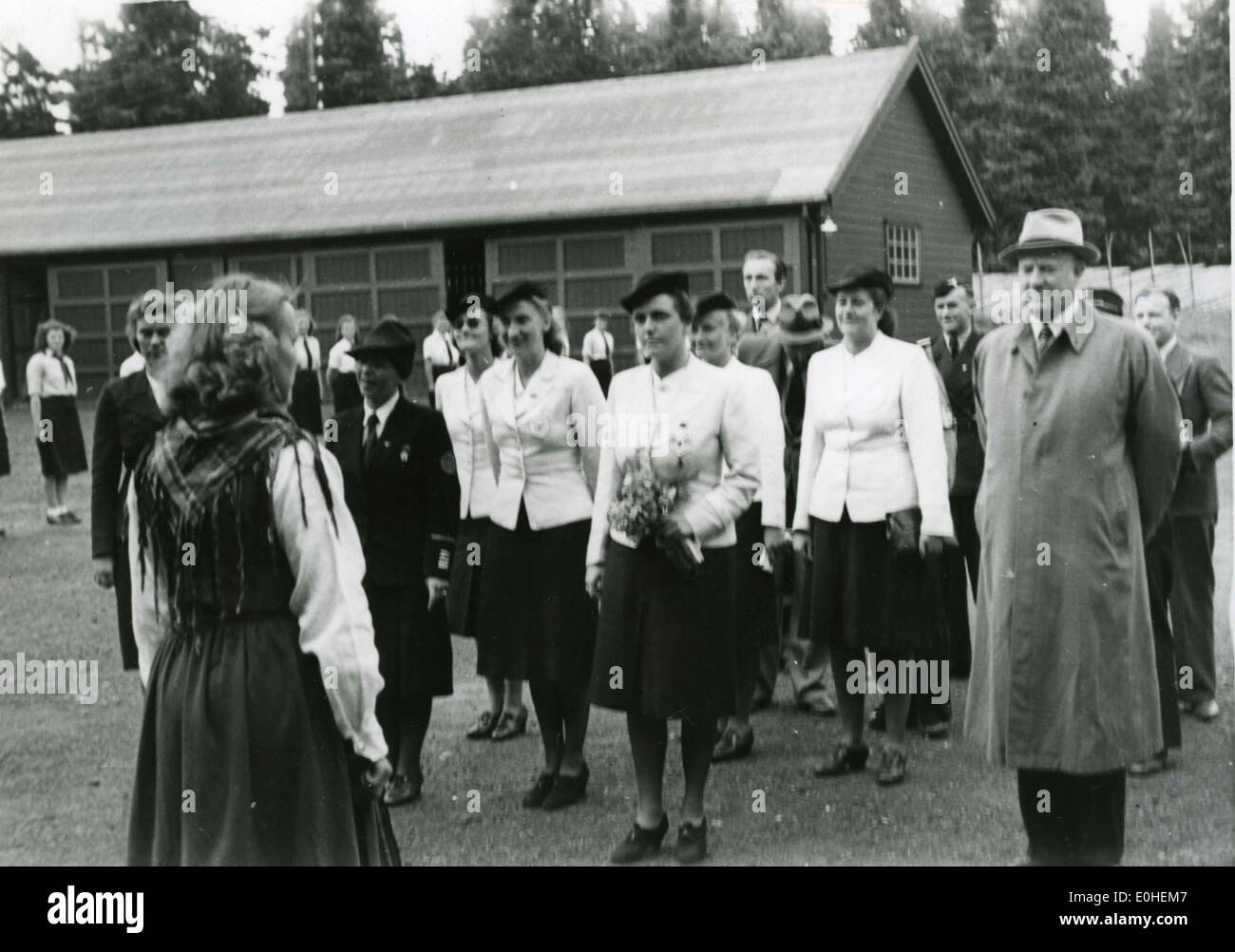 Vidkun Quisling Sammen med Ukjent Kvinne ich Forbindelse med Den Første Tysk-Norske Jenteleir ich Lillehammer 28.6.-12.7.1941. Stockfoto