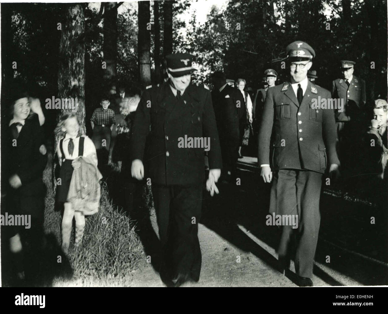 Vidkun Quisling, eine umstrittene Figur in der norwegischen Geschichte, wird zusammen mit deutschen Offizieren während des Zweiten Weltkriegs dargestellt. Dieses Foto spiegelt die Zusammenarbeit zwischen Norwegen und Nazi-Deutschland während der Besatzung wider. Stockfoto