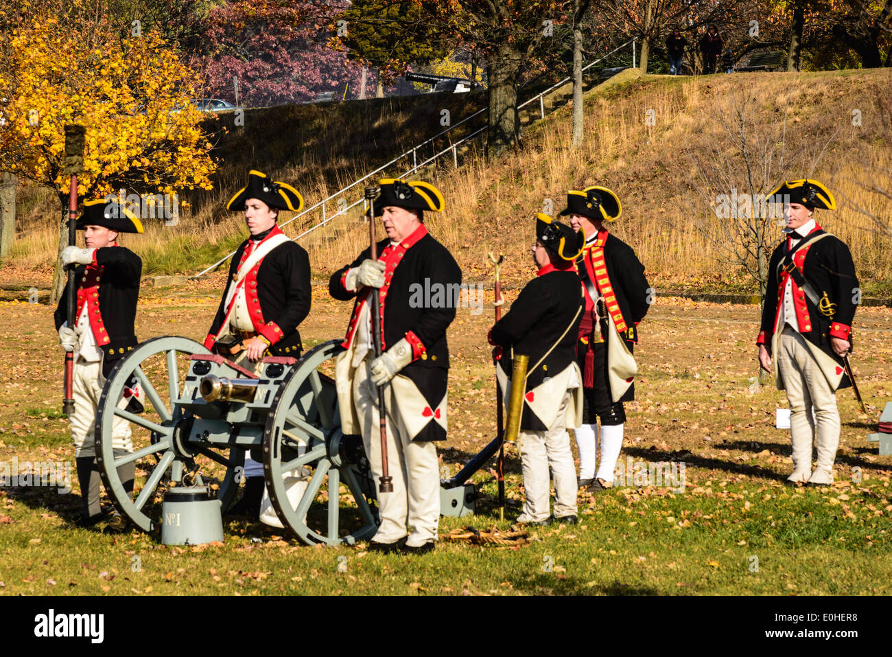 West Jersey Artillerie, kontinentale Armee Artilleristen Reenactors Abfeuern der Kanone, Fort Mercer, Red Bank, New Jersey Stockfoto