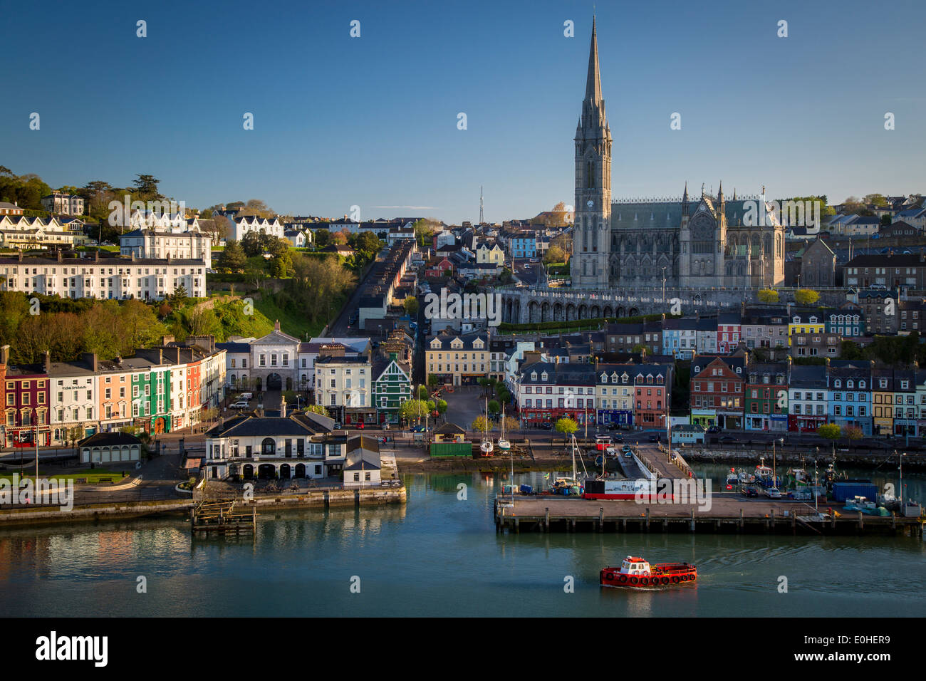 Kirche St. Coleman und Hafen Stadt von Cobh - RMS Titanic letzten Anlaufhafen, County Cork, Irland Stockfoto