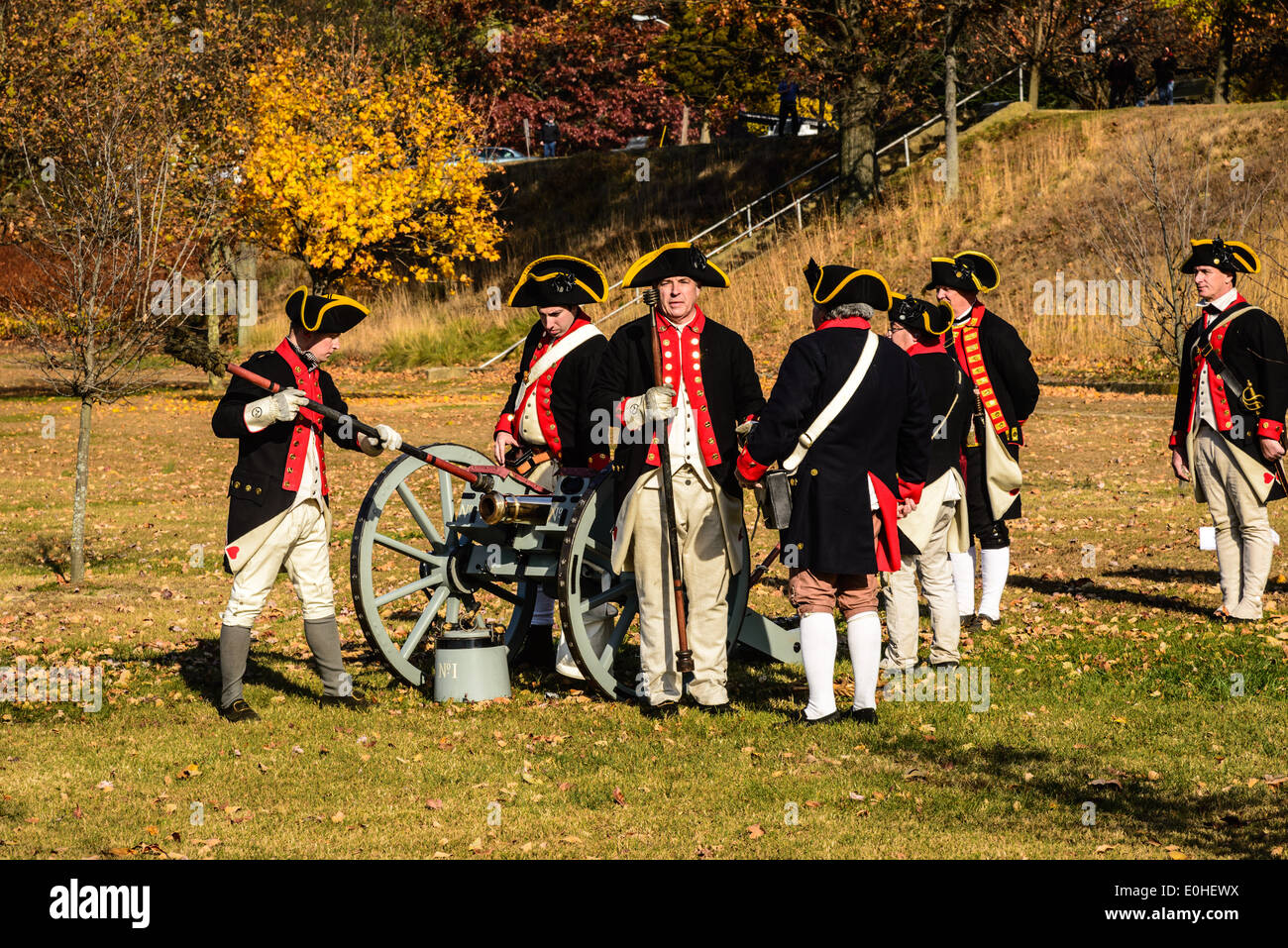 West Jersey Artillerie, kontinentale Armee Artilleristen Reenactors Abfeuern der Kanone, Fort Mercer, Red Bank, New Jersey Stockfoto