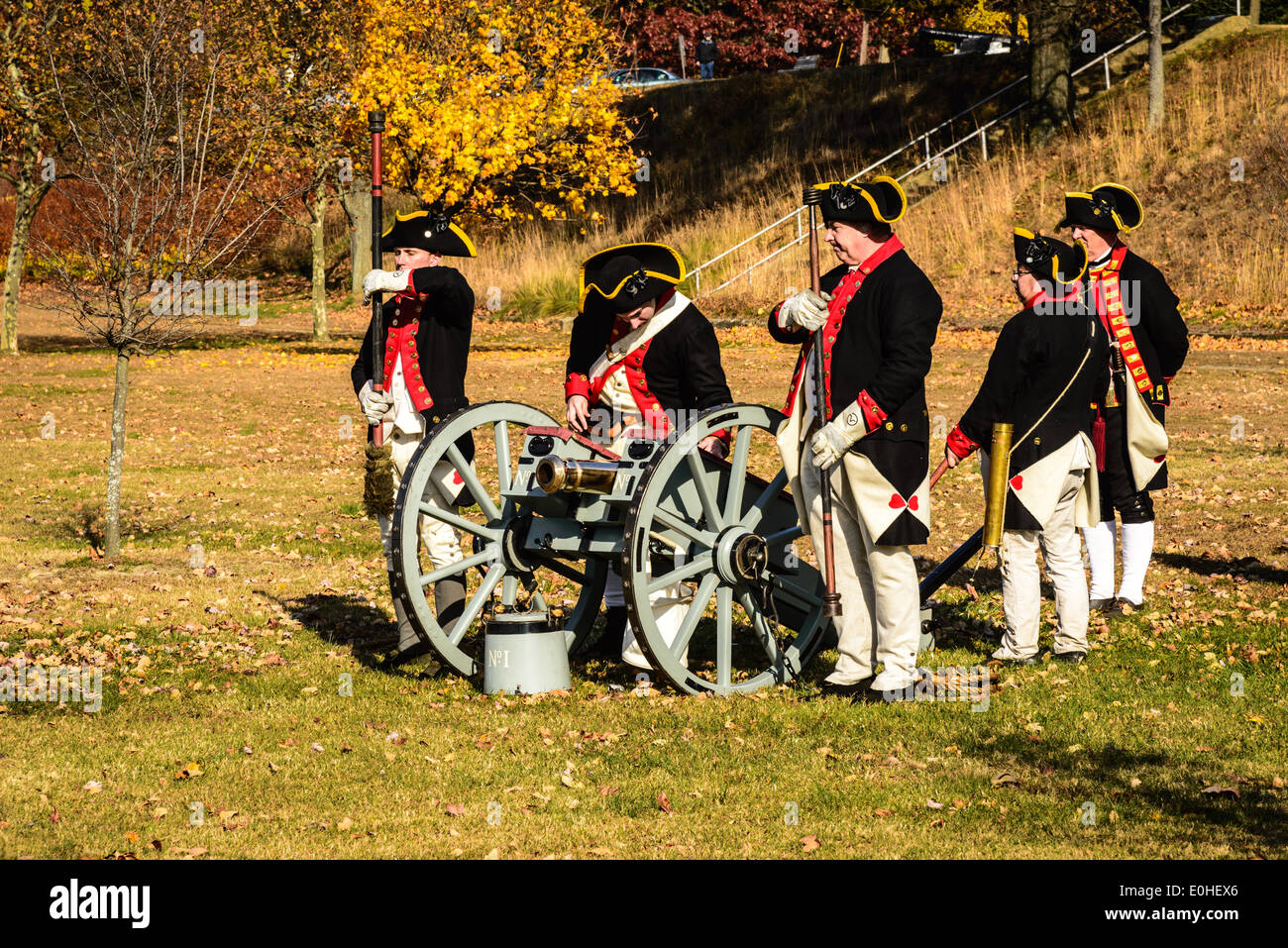 West Jersey Artillerie, kontinentale Armee Artilleristen Reenactors Abfeuern der Kanone, Fort Mercer, Red Bank, New Jersey Stockfoto