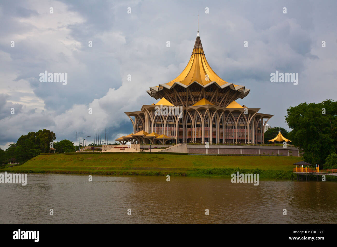 Die SARAWAK STATE LEGISLATIVE ASSEMBLY oder das Parlament Gebäude von KUCHING Fluss - KUCHING, SARAWAK, BORNEO, MALAYSIA Stockfoto