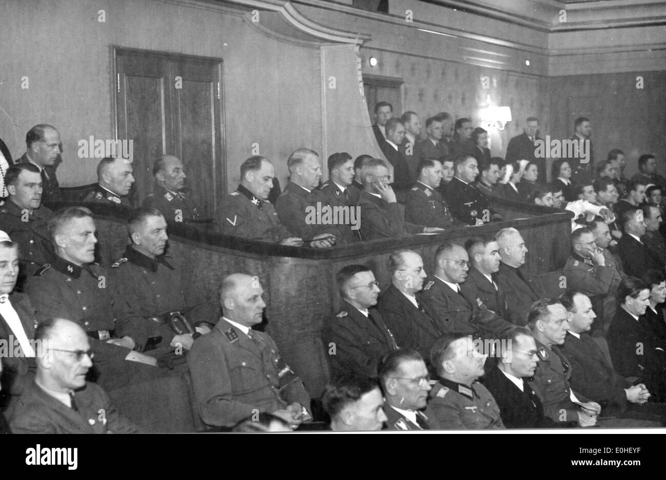 Der Heldengedenktag erinnert an die militärischen Figuren und Ereignisse des Zweiten Weltkriegs in Deutschland. Der Tag ehrt diejenigen, die vor allem während der NS-Zeit gekämpft und gestorben sind und über die Kriegsgeschichte des Landes nachdenken. Stockfoto