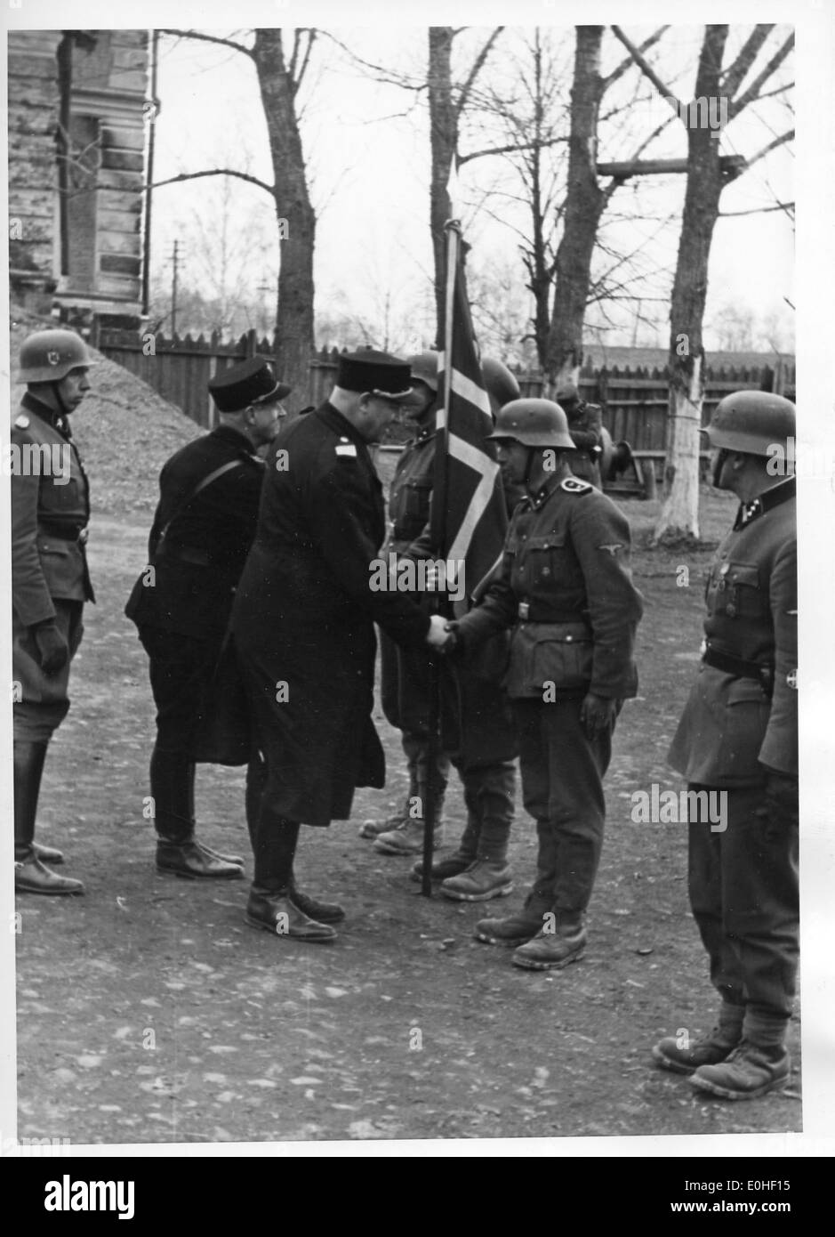 Vidkun Quisling, ein norwegischer Mitarbeiter während des Zweiten Weltkriegs, traf sich mit norwegischen Freiwilligen an der Ostfront. Der Kontext ist der zweite Weltkrieg und Quislings Rolle bei der Besetzung Norwegens. Das Bild zeigt einen Moment, der mit seinem umstrittenen Erbe während des Krieges verbunden ist. Stockfoto