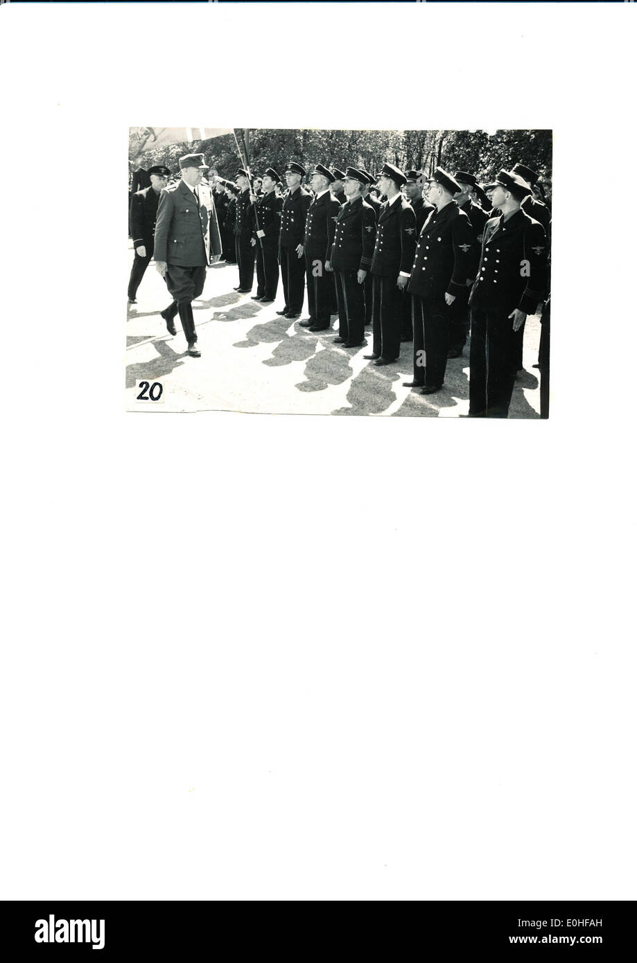 Vidkun Quisling begrüßt die Rikshirden und Færergarden am 17. Mai 1943, während der Nazi-Besetzung Norwegens. Dieses Bild zeigt Quislings Rolle im kollaborationistischen Regime während des Zweiten Weltkriegs Stockfoto