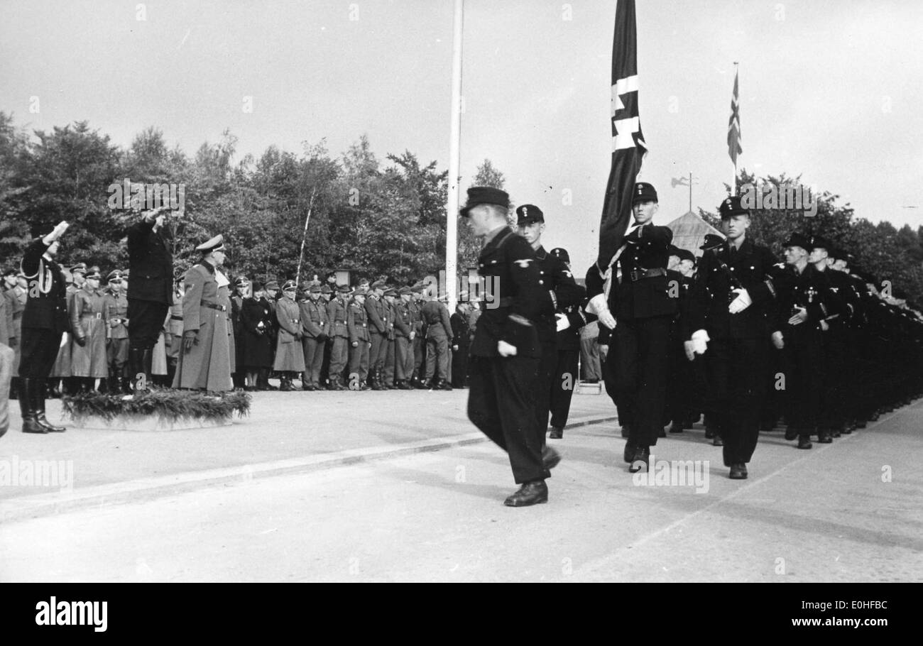 Ein historisches Ereignis während des 8. Parteitags, bei dem eine Hommage an gefallene Soldaten stattfand. Diese Zeremonie unterstreicht die Bedeutung der Erinnerung an die Opfer des Zweiten Weltkriegs im Kontext der deutschen Politik und Geschichte. Stockfoto