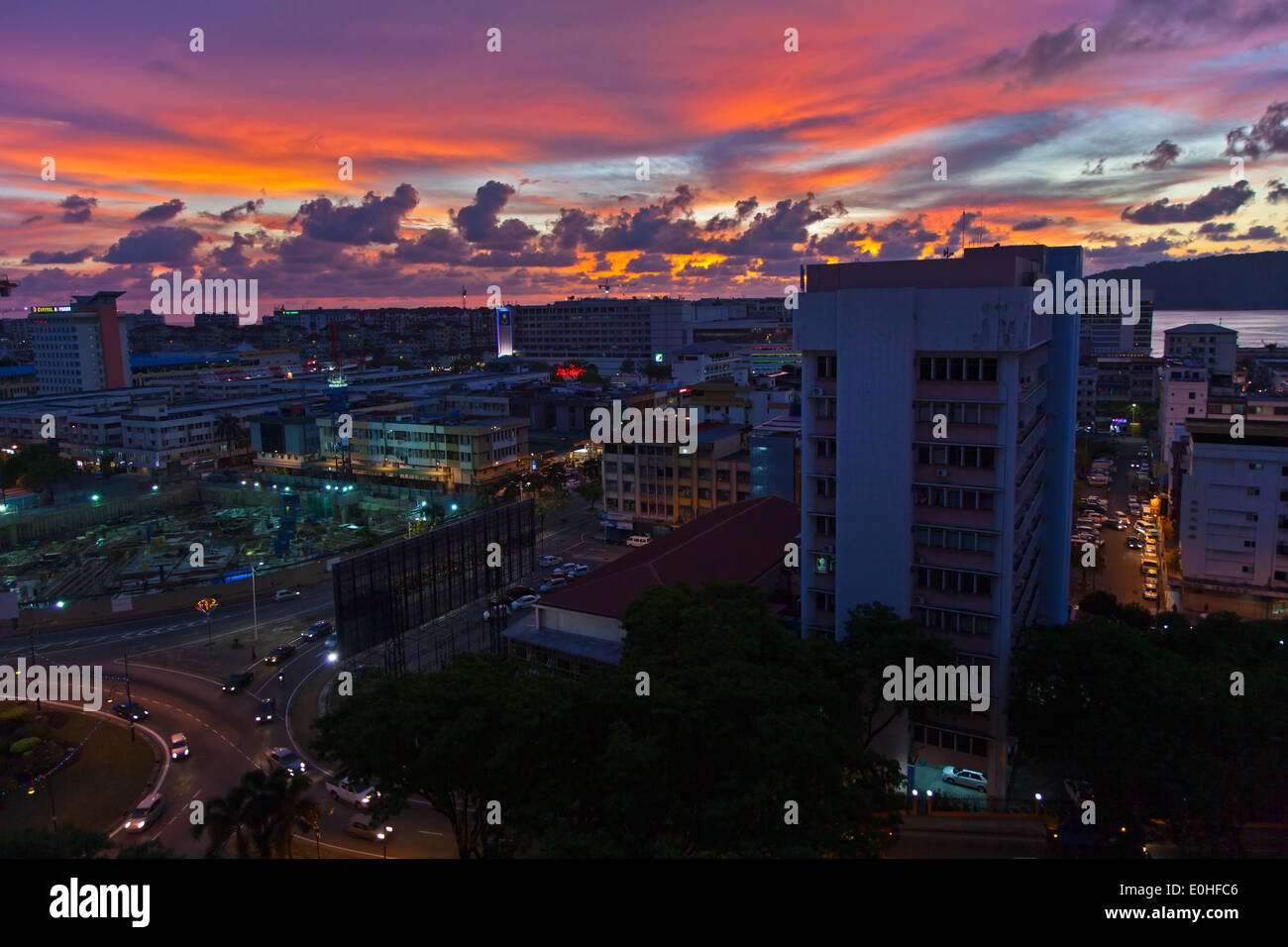 Die Skyline von der Stadt KOTA KINABALU bei Sonnenuntergang - SABAH, BORNEO, MALAYSIA Stockfoto