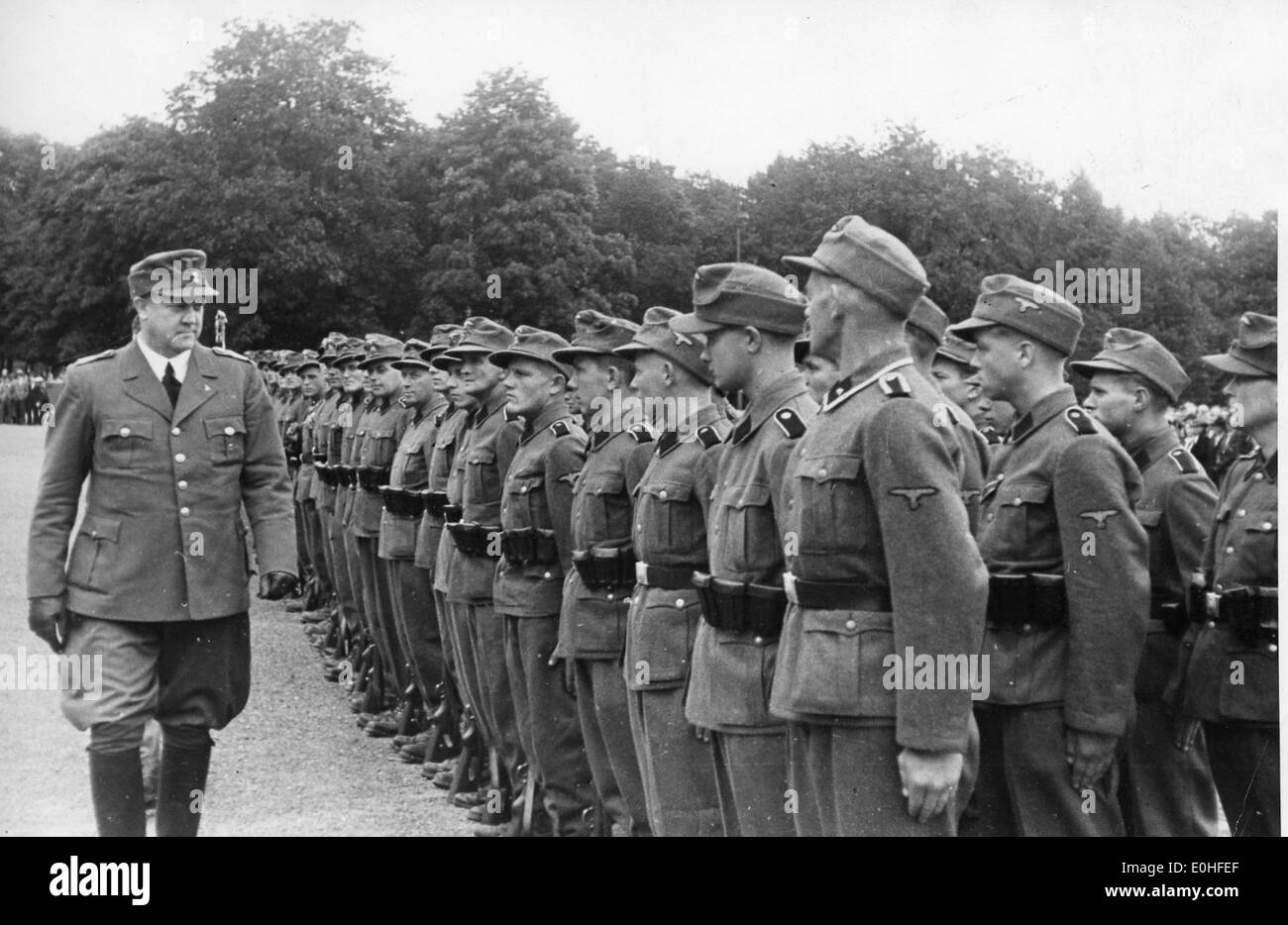 Dieses Foto aus dem Zweiten Weltkrieg zeigt norwegische Soldaten, die unter der Führung von Vidkun Quisling bei einer Parade in Slottsplassen in Oslo marschieren. Es spiegelt die angespannte Kriegsatmosphäre während der Besetzung Norwegens wider. Stockfoto