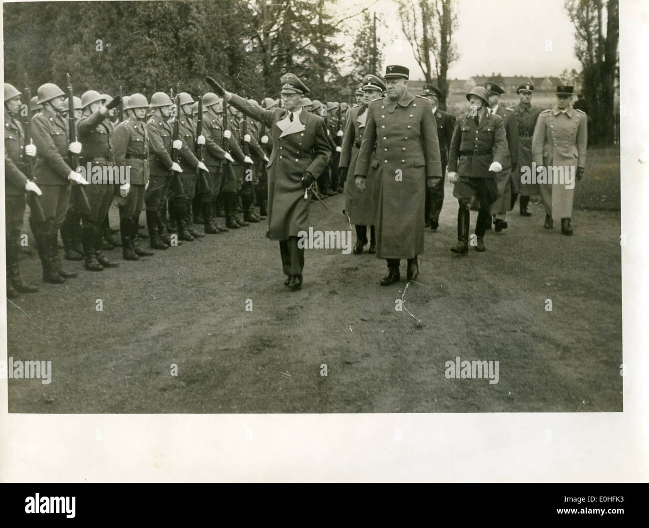Eine Gedenkfeier für gefallene Soldaten während des Zweiten Weltkriegs, einschließlich Anspielungen auf Vidkun Quisling, eine umstrittene Figur in Norwegen während des Krieges. Das Bild erinnert an die Auswirkungen des Zweiten Weltkriegs auf die norwegische Gesellschaft. Stockfoto