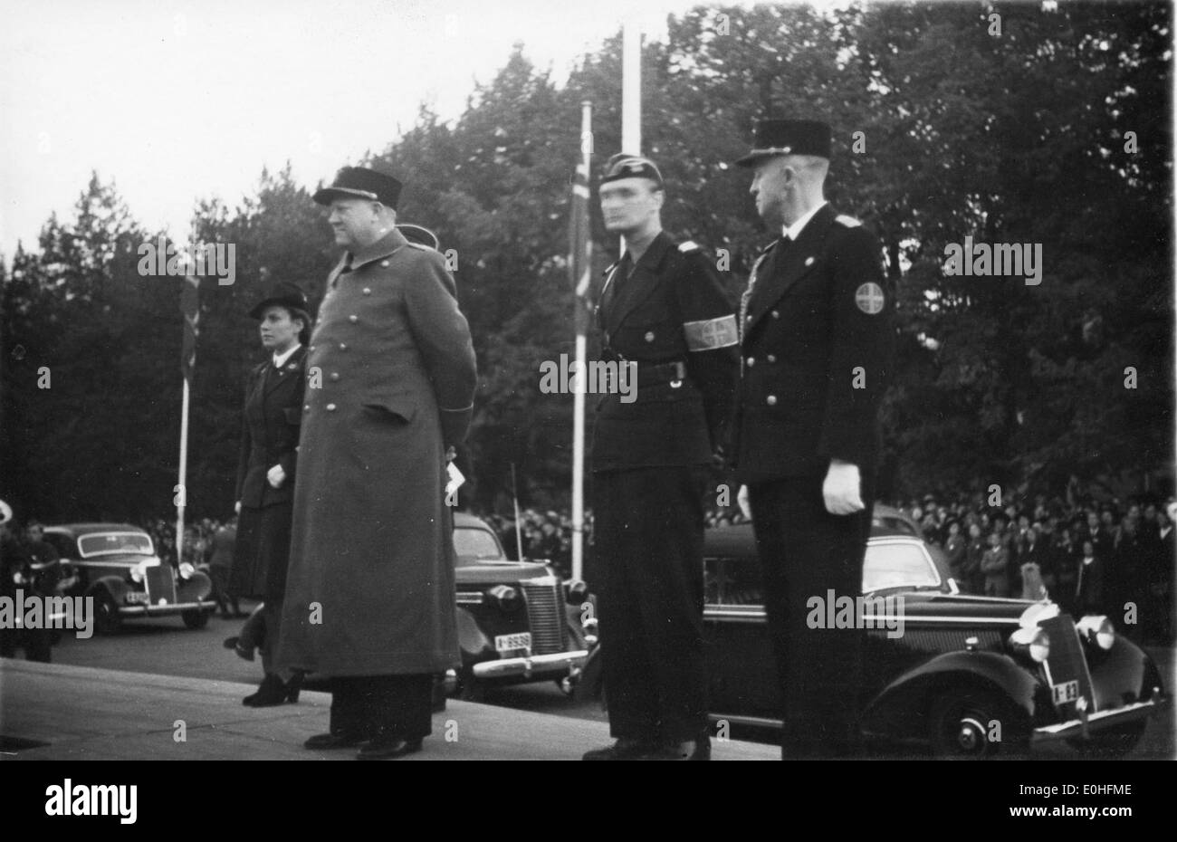 Das Bild spiegelt den 8. Parteitag der NSDAP unter der Leitung von Adolf Hitler wider. Es enthält Hinweise auf Vidkun Quisling und das politische Umfeld während des Zweiten Weltkriegs, insbesondere im Zusammenhang mit der norwegischen Zusammenarbeit mit Nazi-Deutschland. Stockfoto