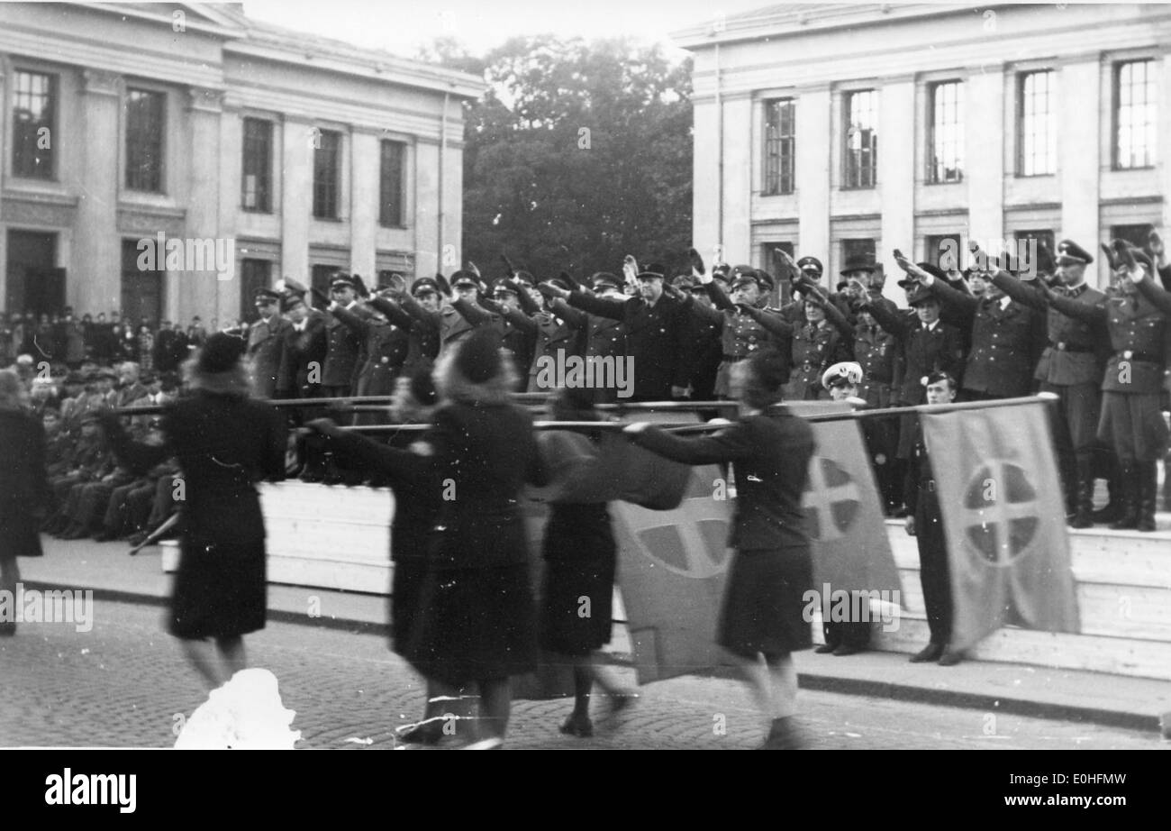 Dieses historische Foto zeigt eine nationalsozialistische Parade („Hirdaufmarsch“) bei Karl Johan in Norwegen während des Zweiten Weltkriegs. Das Bild zeigt die militärische Präsenz und die politischen Demonstrationen unter der Nazi-Besatzung und spiegelt die Spannungen und die militärische Mobilisierung der Zeit in den besetzten Gebieten wider. Stockfoto