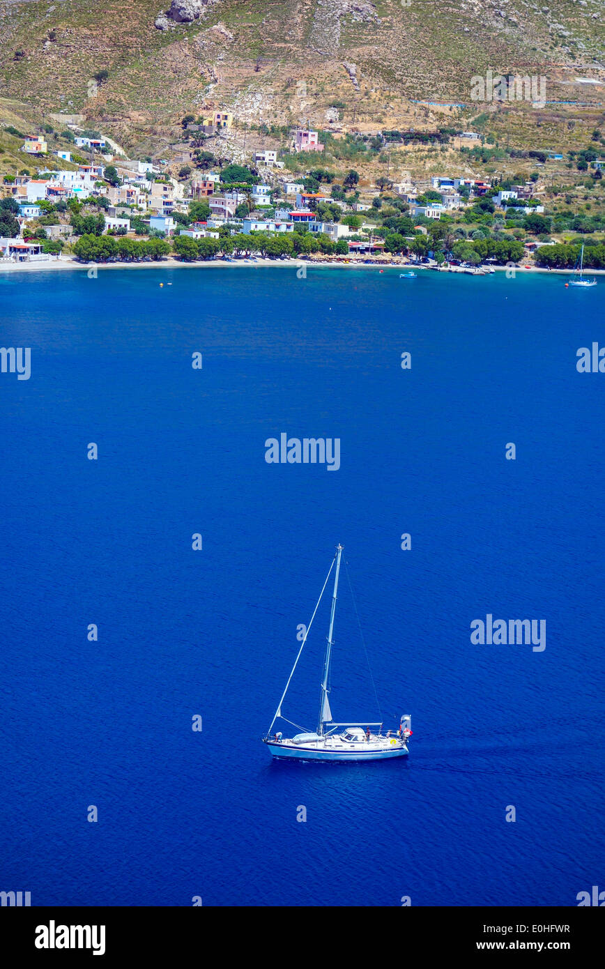 Weiße Yacht auf blaue Meer, die Bucht mit den umliegenden Hügeln, Griechenland Stockfoto