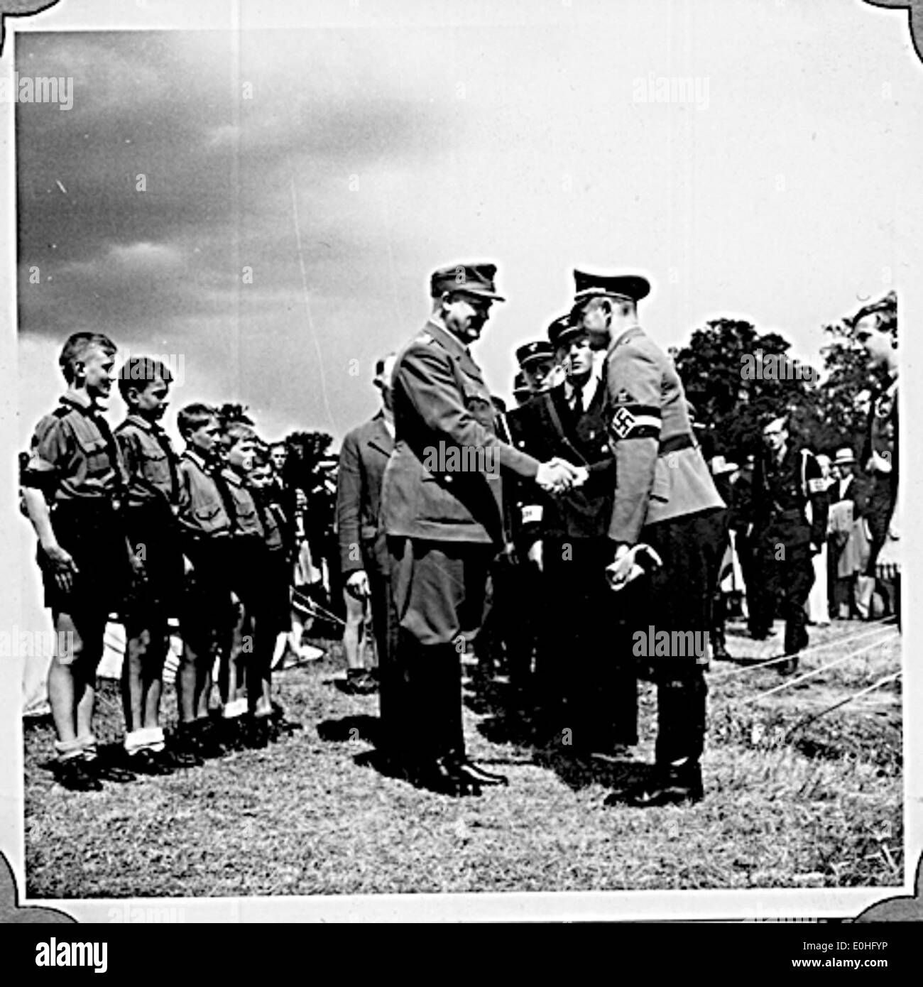 Dieses Foto von 1943 zeigt Vidkun Quisling, einen umstrittenen norwegischen Politiker und Kollaborateur mit Nazi-Deutschland, der während des Zweiten Weltkriegs einen deutschen Offizier begrüßt. Alexander Stephen & Sons, eine bekannte Firma, wird ebenfalls erwähnt. Stockfoto