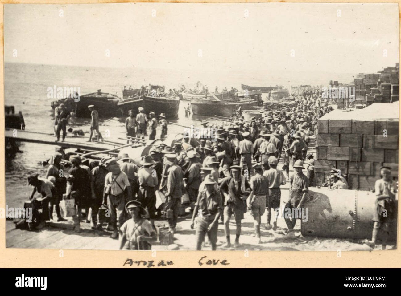 [Soldaten, Zubehör und Boote am Ufer des Anzac Cove, Türkei, 1915]. Stockfoto