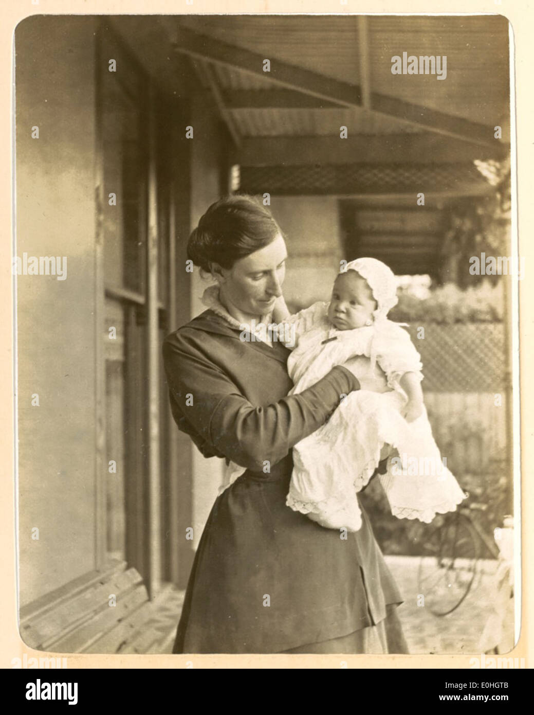 [Frau mit einem jungen Baby 1900]. Stockfoto
