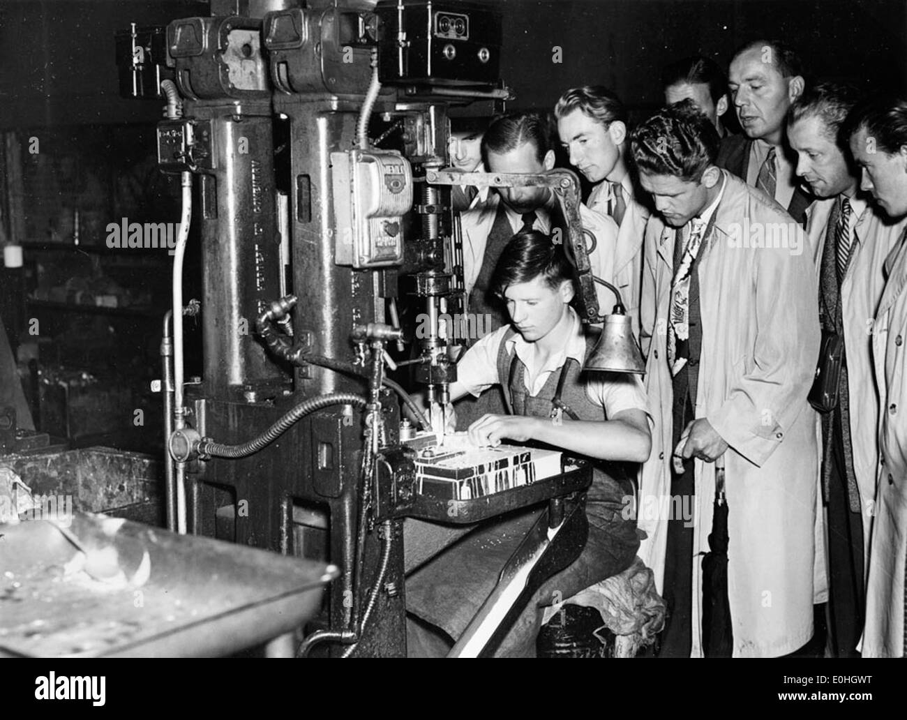 Foto, das Mitarbeiter von Stockholm Transport bei einem Besuch von London Transport im Jahr 1948 zeigt. Das Bild zeigt die Zusammenarbeit und den Austausch zwischen den Verkehrssystemen der beiden Städte in der Nachkriegszeit. Stockfoto