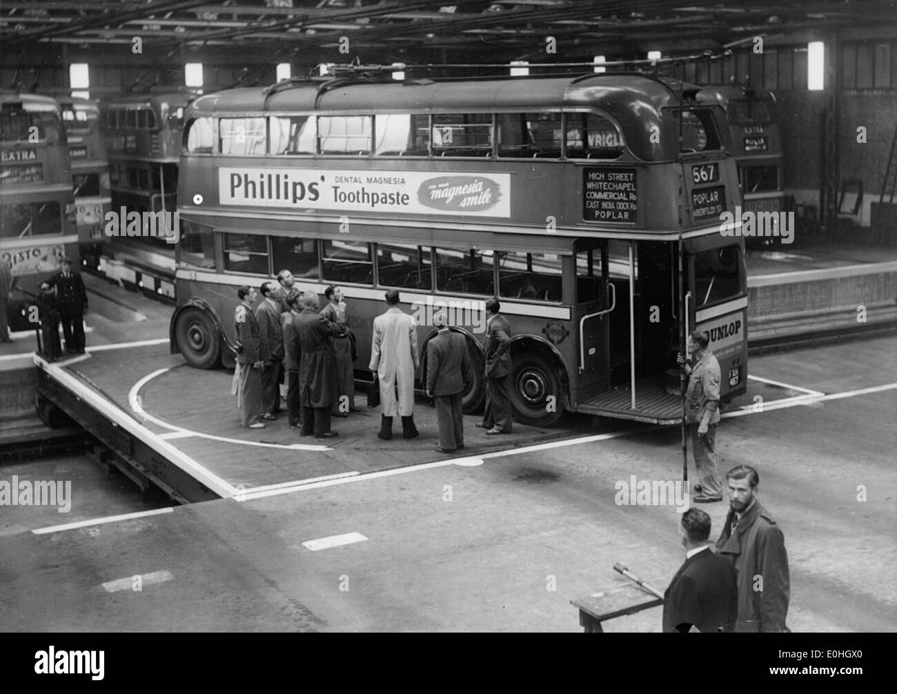 Ein Foto, das Mitarbeiter von Stockholm Transport bei einem Besuch bei London Transport im Jahr 1948 zeigt, was die internationale Zusammenarbeit im öffentlichen Nahverkehr widerspiegelt. Stockfoto