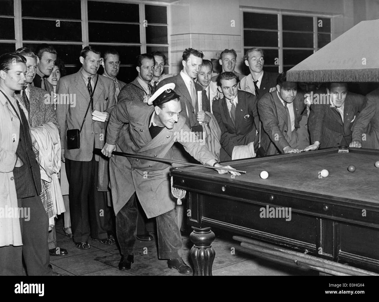 Dieses Bild zeigt Mitarbeiter von Stockholm Transport, die London Transport im Jahr 1948 besuchten und den Austausch von Ideen und die Zusammenarbeit zwischen zwei prominenten Verkehrssystemen dieser Zeit zeigen. Stockfoto