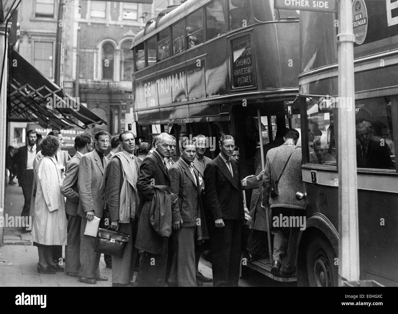 Ein Foto von 1948, das Mitarbeiter von Stockholm Transport zeigt, die London Transport besuchen. Das Bild zeigt den Austausch und die Zusammenarbeit zwischen diesen beiden Verkehrssystemen, die eine Nachkriegszeit internationaler Zusammenarbeit darstellen. Stockfoto