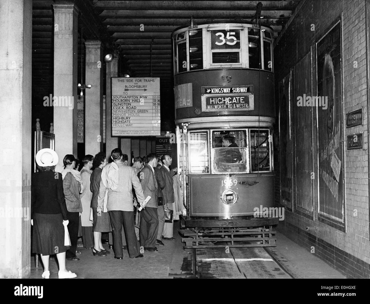 1948 besuchten Mitarbeiter von Stockholm Transport London Transport, um die Verkehrssysteme der Stadt zu beobachten und zu studieren. Dieser historische Besuch zeigt die internationale Zusammenarbeit in der Stadtplanung. Stockfoto