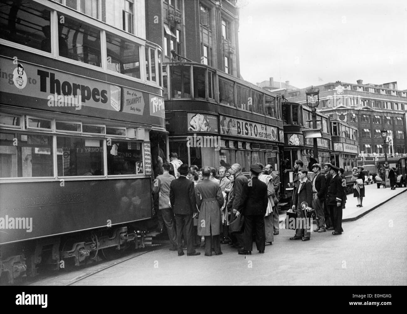 Dieses Foto von 1948 zeigt Mitarbeiter von Stockholm Transport, die London Transport besuchen. Er hebt den Wissenstransfer und die Zusammenarbeit zwischen den europäischen Verkehrsorganisationen nach dem Zweiten Weltkrieg hervor. Stockfoto