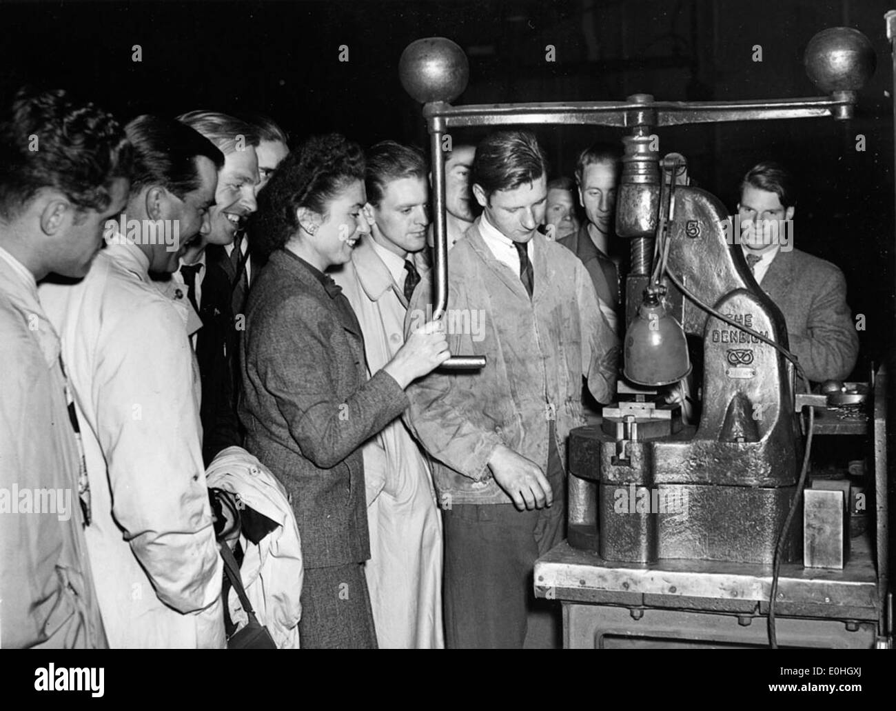 Ein Foto von 1948, das Mitarbeiter von Stockholm Transport bei einem Besuch von London Transport zeigt. Das Bild spiegelt die internationale Zusammenarbeit zwischen den Verkehrssystemen zweier Großstädte wider. Stockfoto