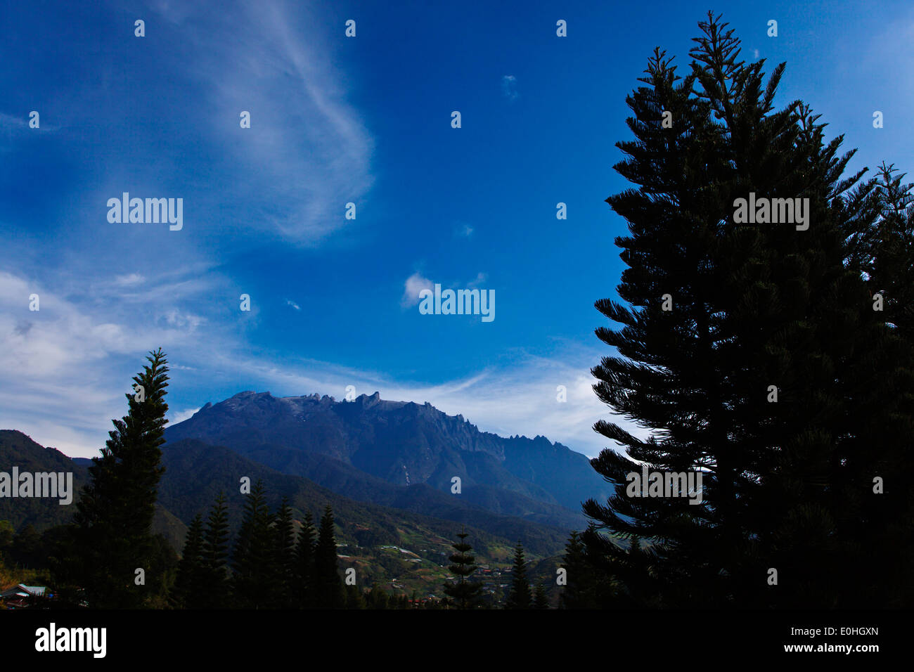 MOUNT KINABALU (4095 Meter hoch) ist ein Weltkulturerbe und eines Malaysias ersten Nationalparks - SABAH, BORNEO Stockfoto