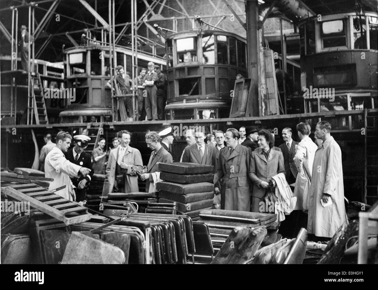 Ein historisches Foto von Mitarbeitern von Stockholm Transport, die London Transport im Jahr 1948 besuchten und die internationale Zusammenarbeit im Transportmanagement widerspiegeln. Stockfoto