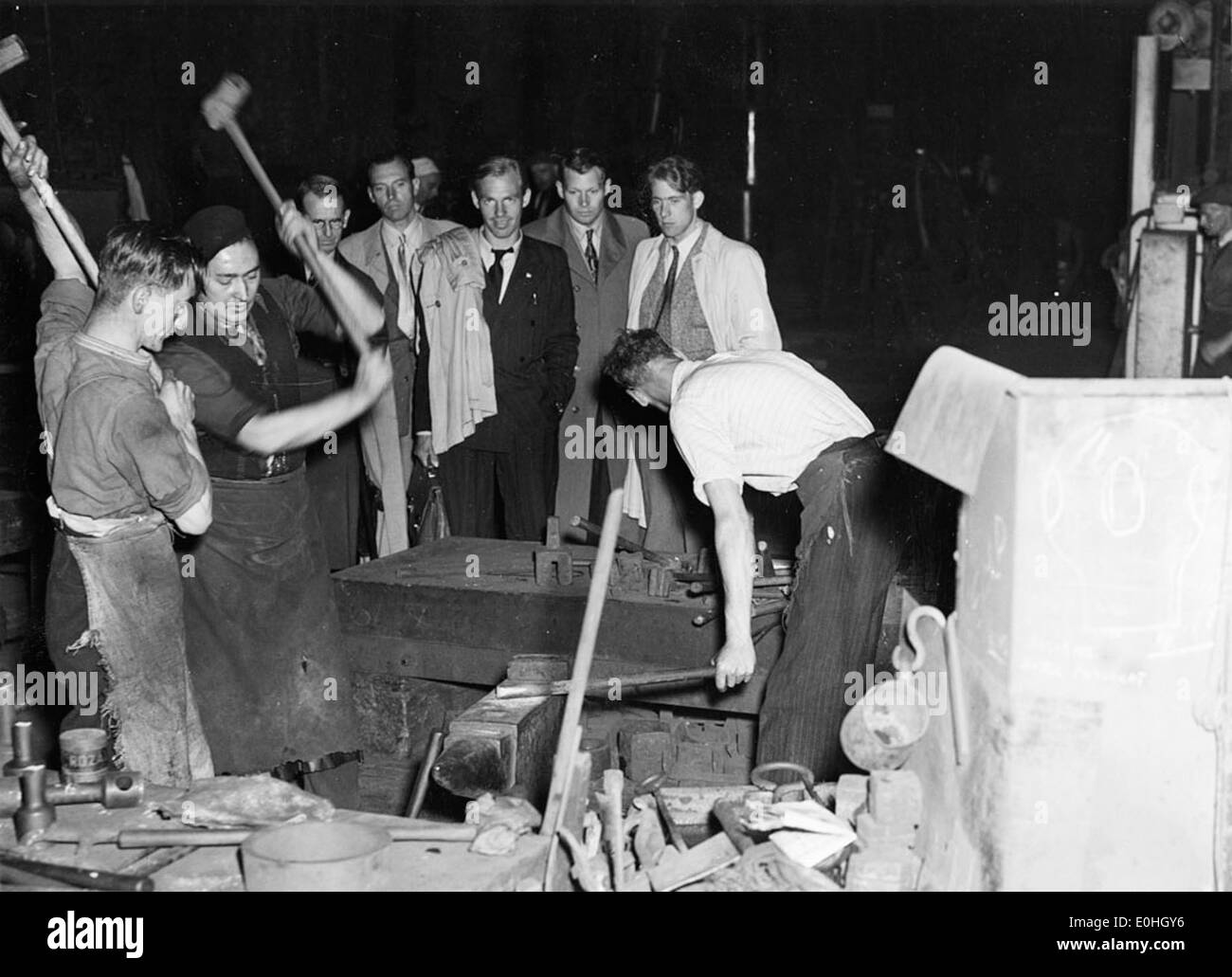 Ein historisches Foto aus dem Jahr 1948, das Mitarbeiter von Stockholm Transport bei einem Besuch von London Transport zeigt. Das Bild zeigt den Austausch von Wissen und Praktiken zwischen den beiden Transportorganisationen. Stockfoto