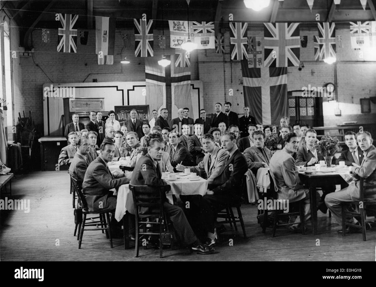 Mitarbeiter von Stockholm Transport besuchten London Transport im Jahr 1948, um die Zusammenarbeit zwischen europäischen Verkehrsdiensten während der Mitte des 20. Jahrhunderts zu erfassen. Stockfoto