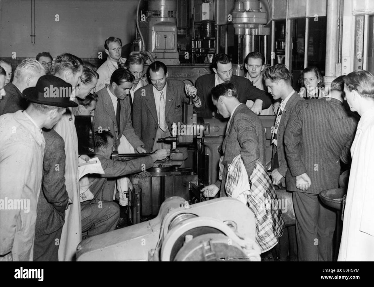 Ein Foto von Mitarbeitern von Stockholm Transport, die London Transport im Jahr 1948 besuchten. Das Bild zeigt den Austausch von Wissen und die Zusammenarbeit zwischen den beiden Verkehrssystemen. Stockfoto