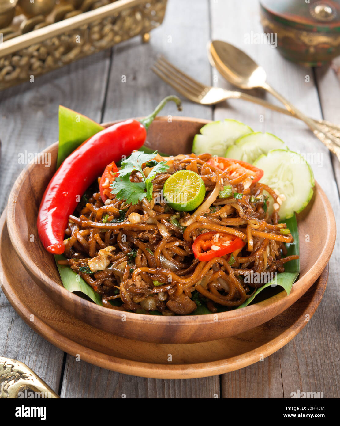 Asiatische würzig gebratene Nudeln, am Esstisch servierfertig. Stockfoto
