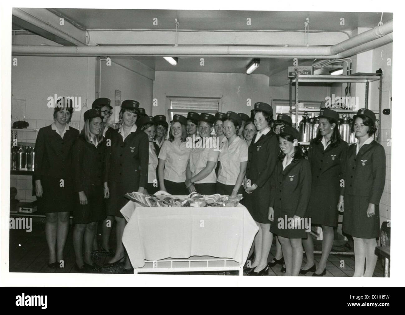 Togvertinner, auch bekannt als Bahnhofstouren, war vor allem in den 1960er Jahren Teil des norwegischen Eisenbahnverkehrs Sie arbeiteten mit der Norsker Spisevognselskap zusammen, die Dienstleistungen wie Restaurantwagen und Essen in Zügen anbot. Stockfoto