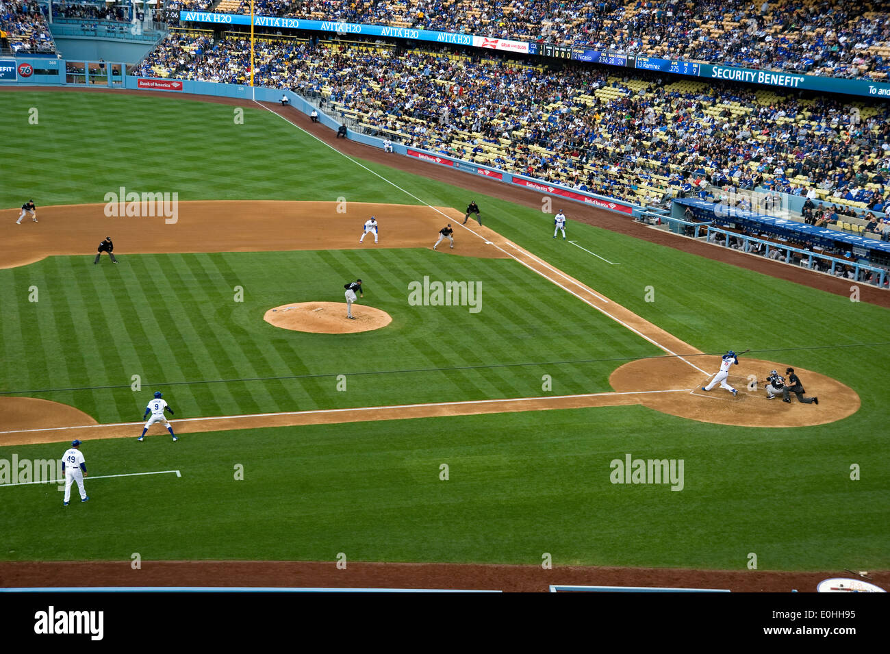 Live-Action mit Pitcher, Batter und Baserunners in einem Baseballspiel der Major League im Dodger Stadium in Los Angeles, CA. Stockfoto