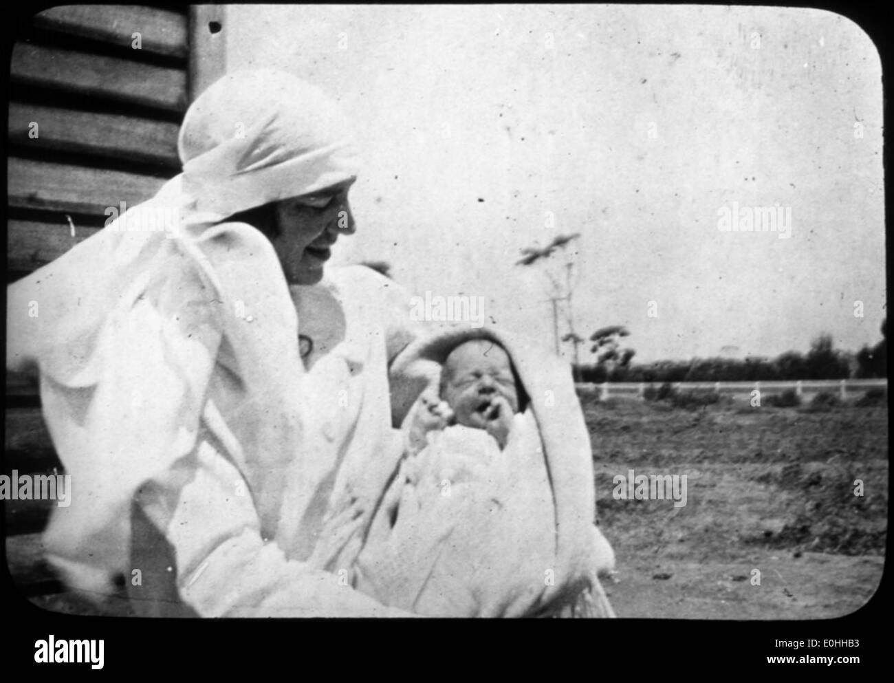 Krankenschwester und Baby Andrew John [Transparenz] : aufgenommen auf einer Umfragefahrt, die 1927 von Rev. J.A. durchgeführt wurde Barber und Dr. George Simpson für das Flying Doctor Scheme. Stockfoto