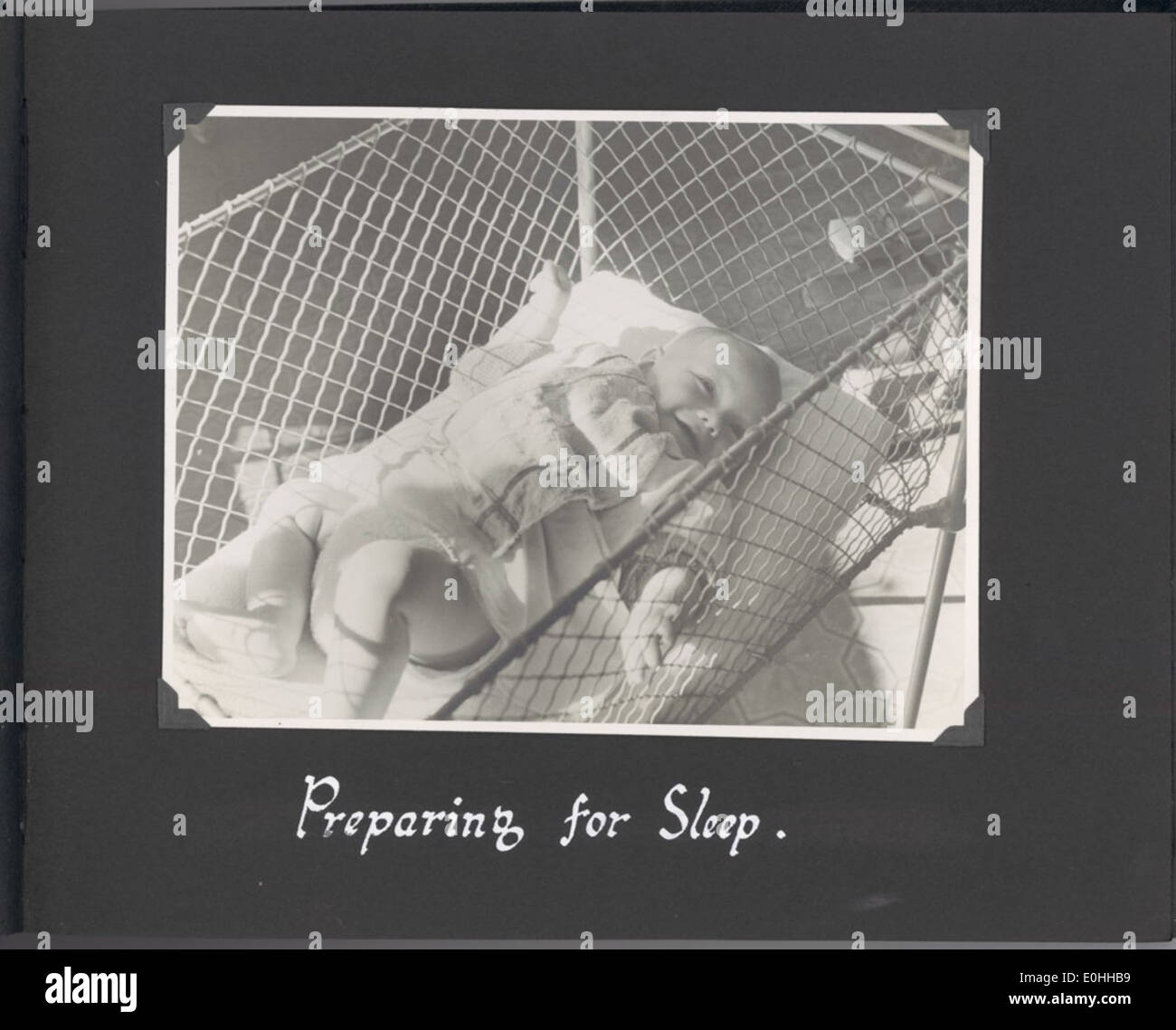 Sydney-Kinderkrippen und Kindergärten-Foto-Album. Foto von Baby liegend im Kinderbett, beschriftet "Vorbereitung für Schlaf". Stockfoto