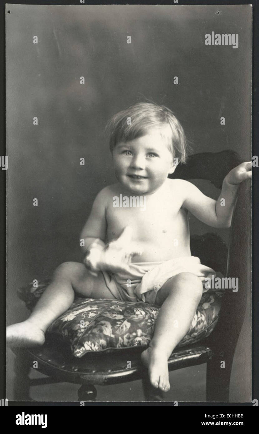 [Porträt von nicht identifizierten Säugling tragen Windeln sitzen auf Stuhl, Tumut, New South Wales] Stockfoto