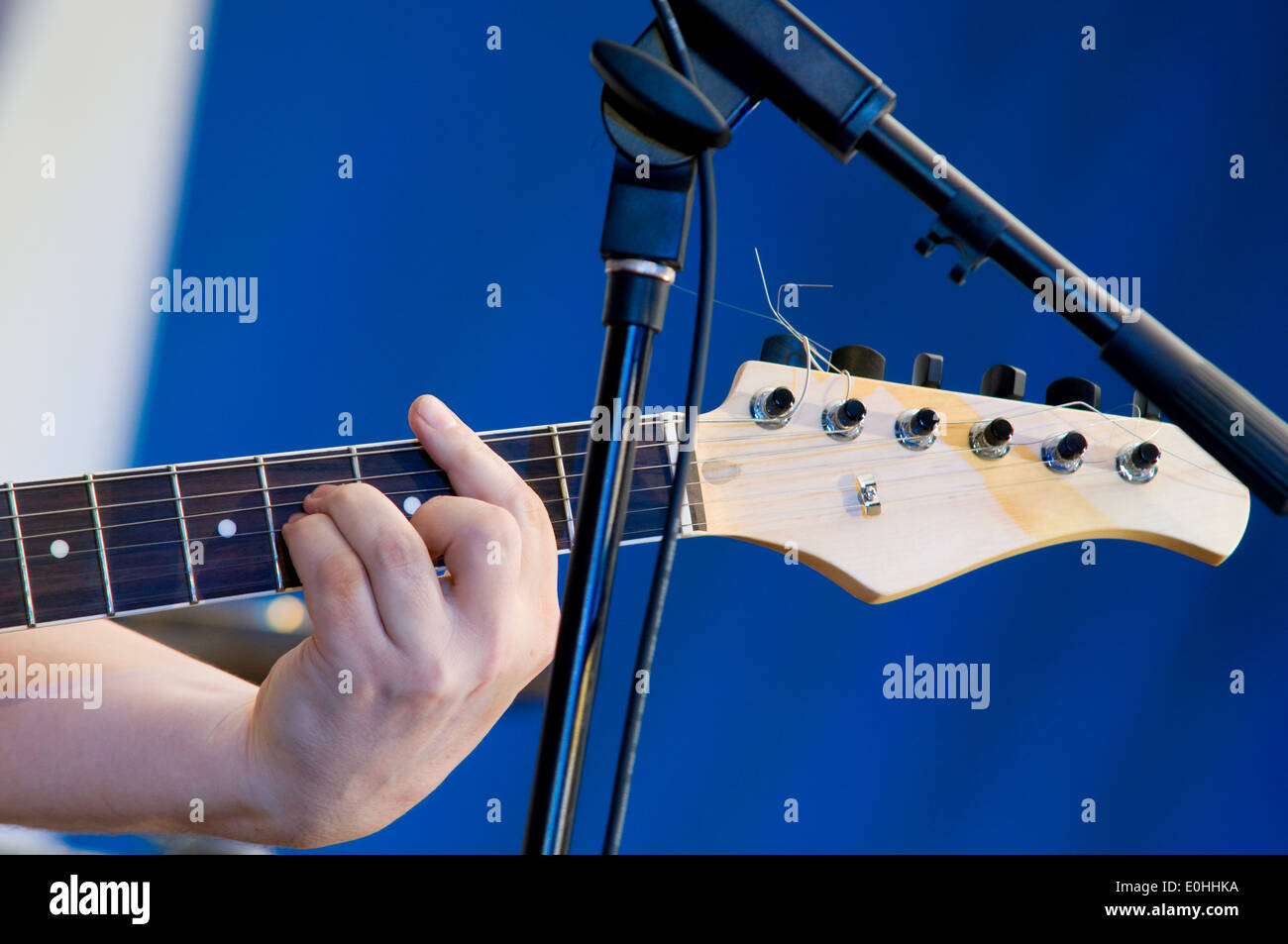 Gitarrist während der live-Performance auf der Bühne Stockfoto