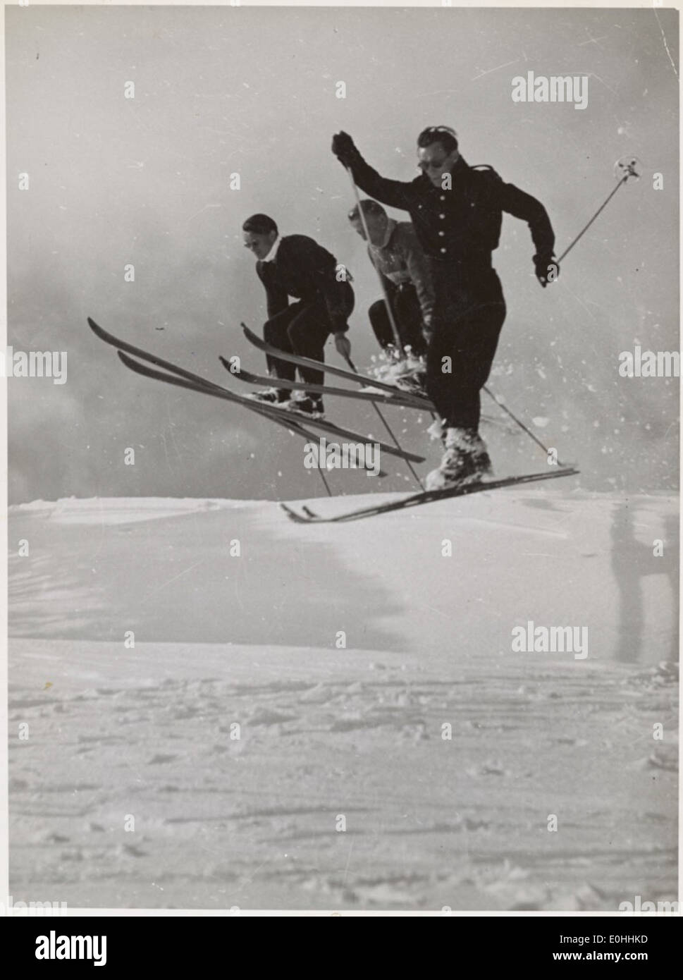 Drei Männer Skispringen, verschneiten Bergregion, New-South.Wales, ca. 1942. Stockfoto