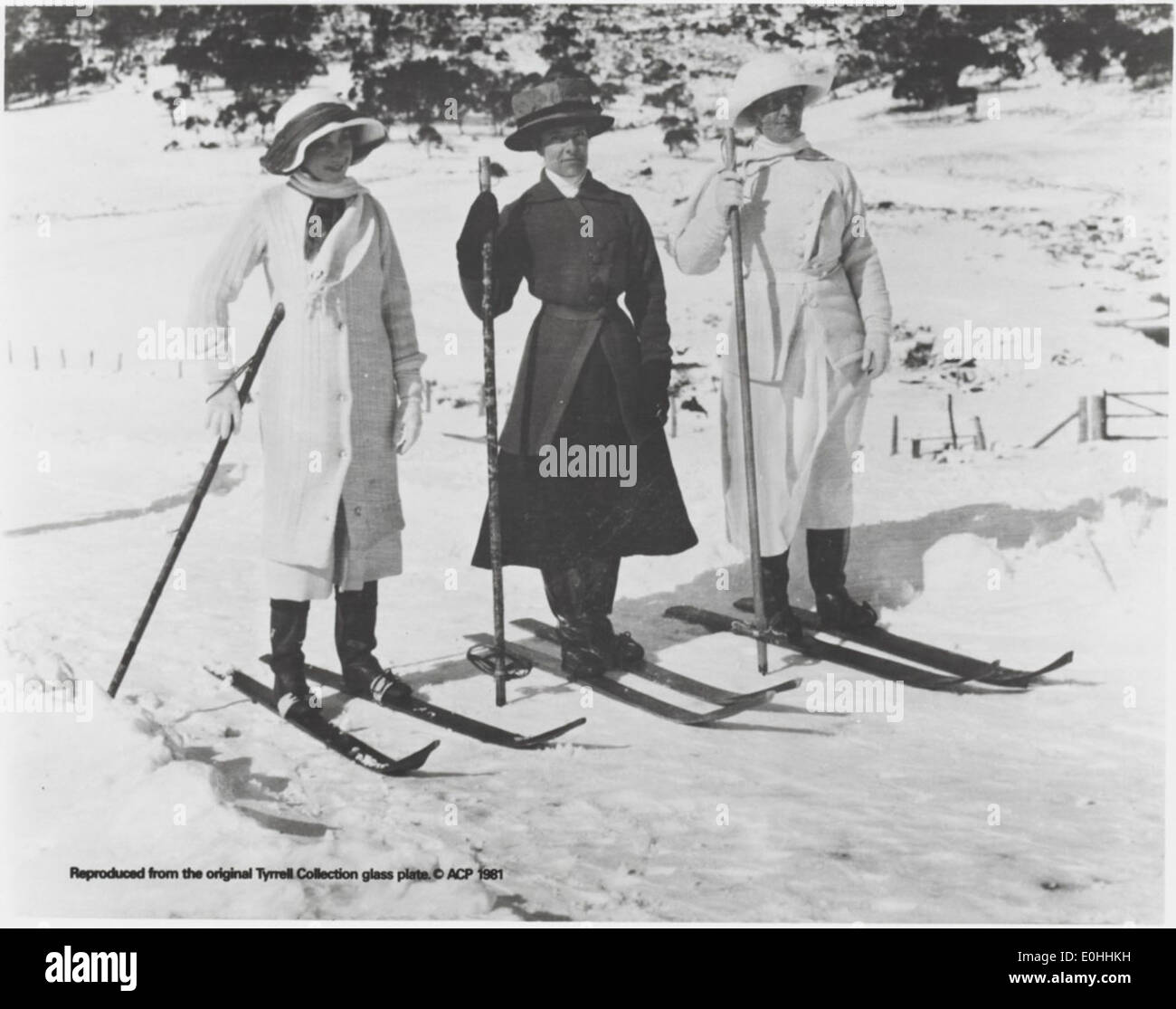 Drei Frauen auf Skiern, Snowy Mountains, New South Wales, ca. 1900 Stockfoto