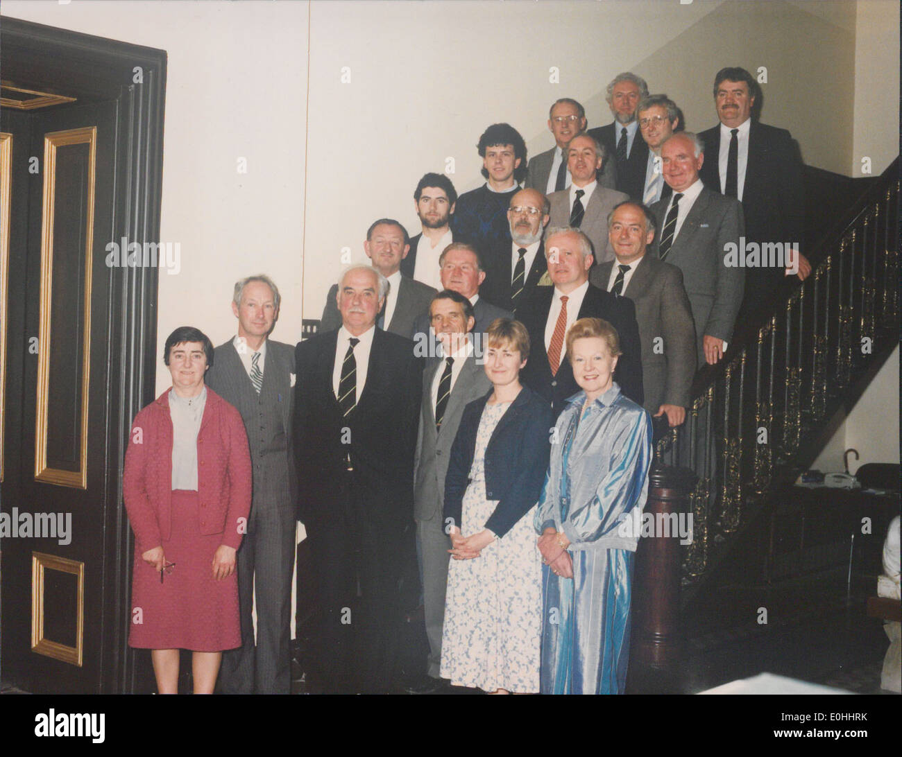 Das Lenkungsorgan, das zwischen 1984 und 1987 datiert wurde, bezieht sich wahrscheinlich auf ein in diesem Zeitraum zuständiges Regierungs- oder Organisationsorgan, möglicherweise in einem institutionellen oder staatlichen Kontext, wenngleich spezifische Einzelheiten unklar sind. Stockfoto