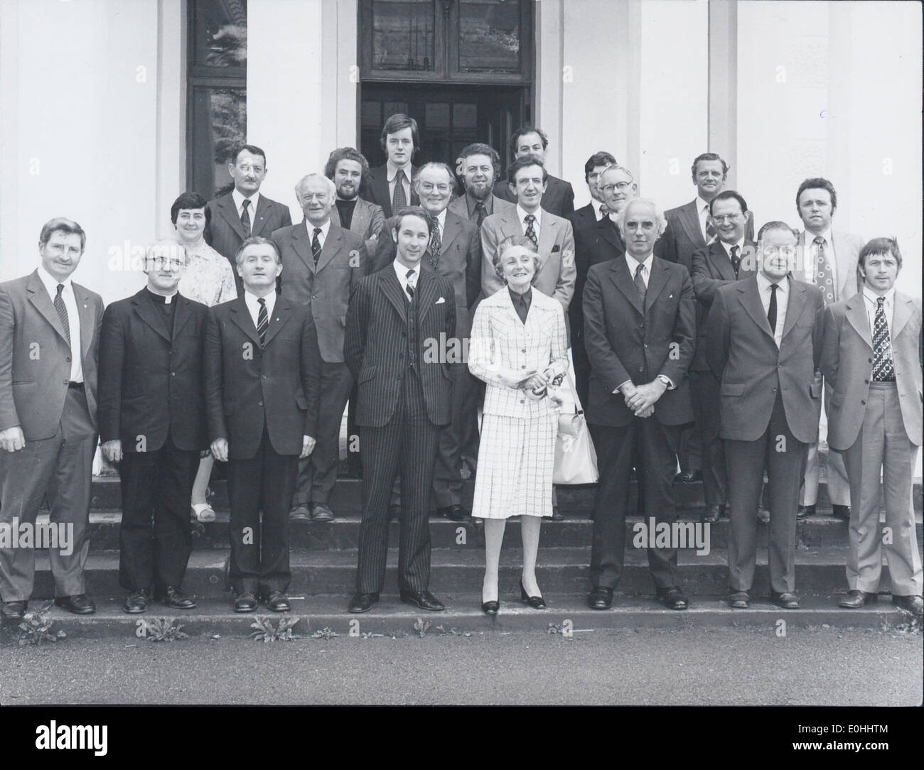Dieses Foto zeigt den Verwaltungsrat während einer Sitzung im Juli 1975. Es erfasst die Mitglieder des Gremiums, die an wichtigen Entscheidungen für ihr Unternehmen beteiligt sind. Stockfoto